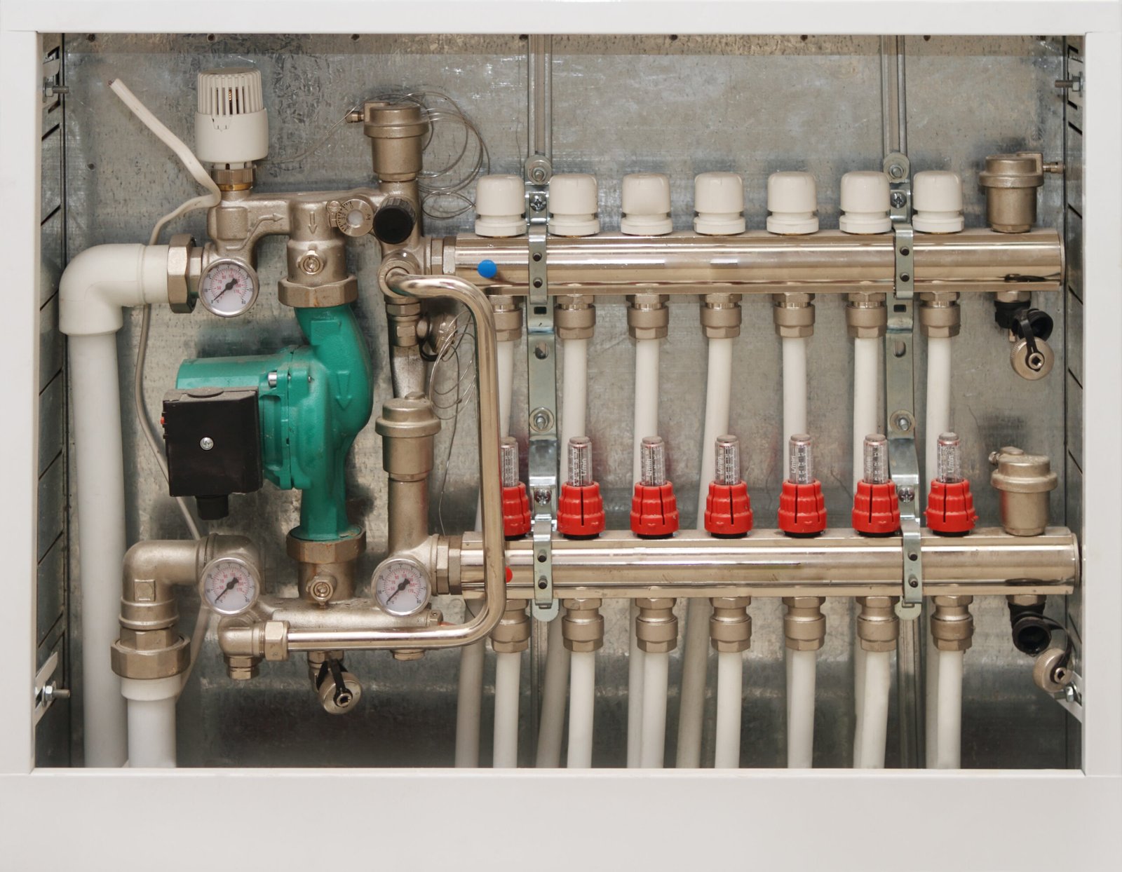 Underfloor heating (UFH) manifold system for efficient heat distribution